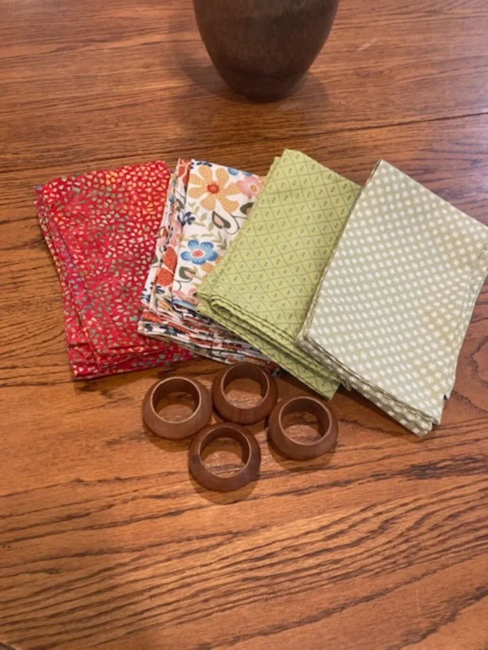 Vintage-Style Cotton Blend Fabric Napkins and Wooden Rings Set